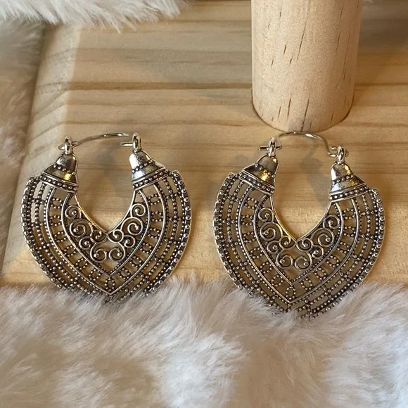 Elegant Silver Earrings - Picture 5 of 5